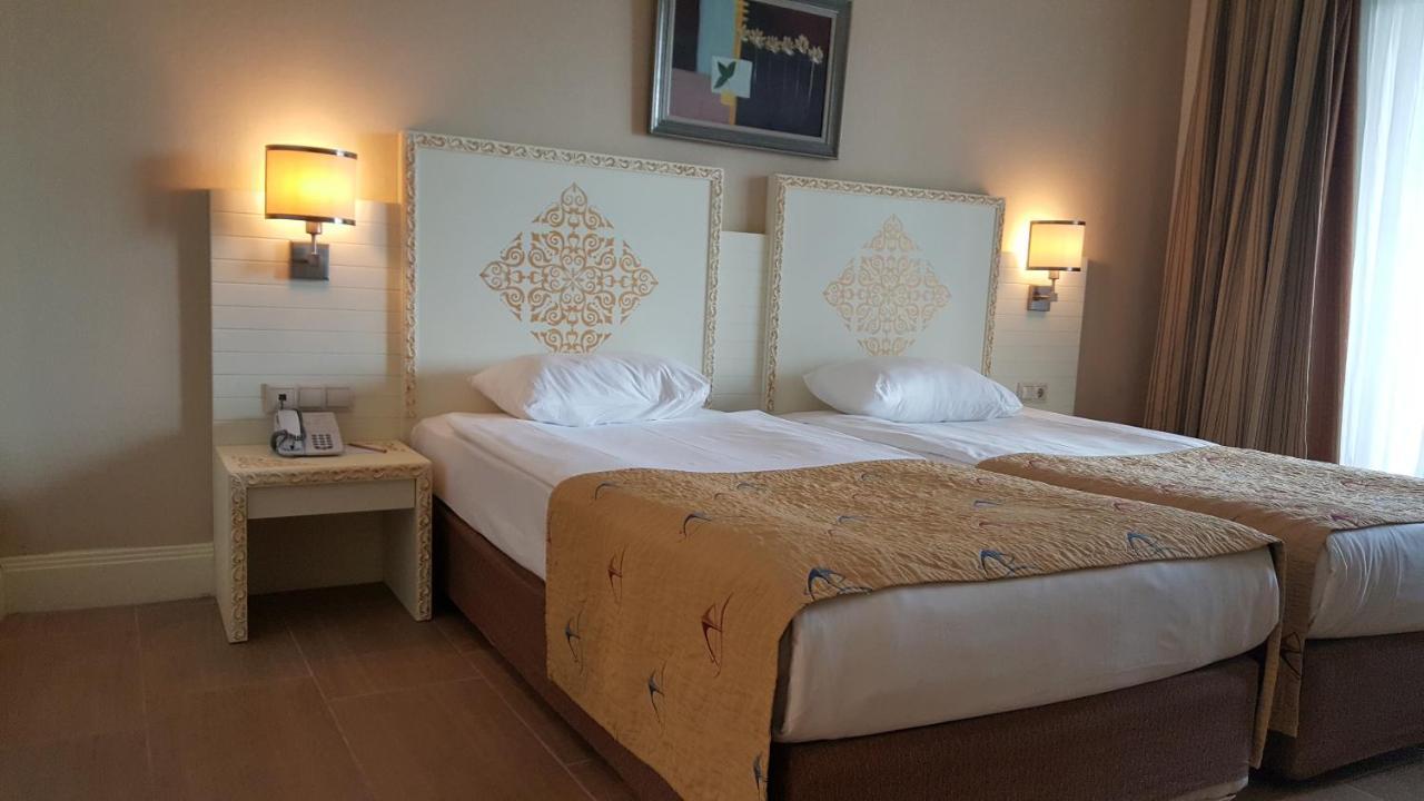 Doppel-/Zweibettzimmer mit seitlichem Meerblick