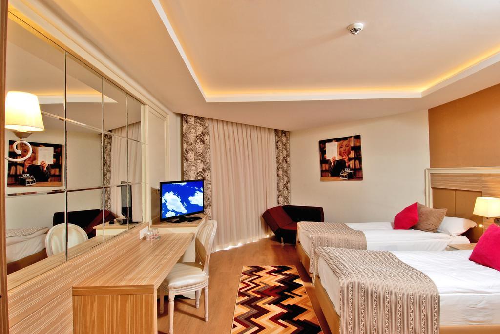 Standard Doppel- oder Zweibettzimmer mit seitlichem Meerblick