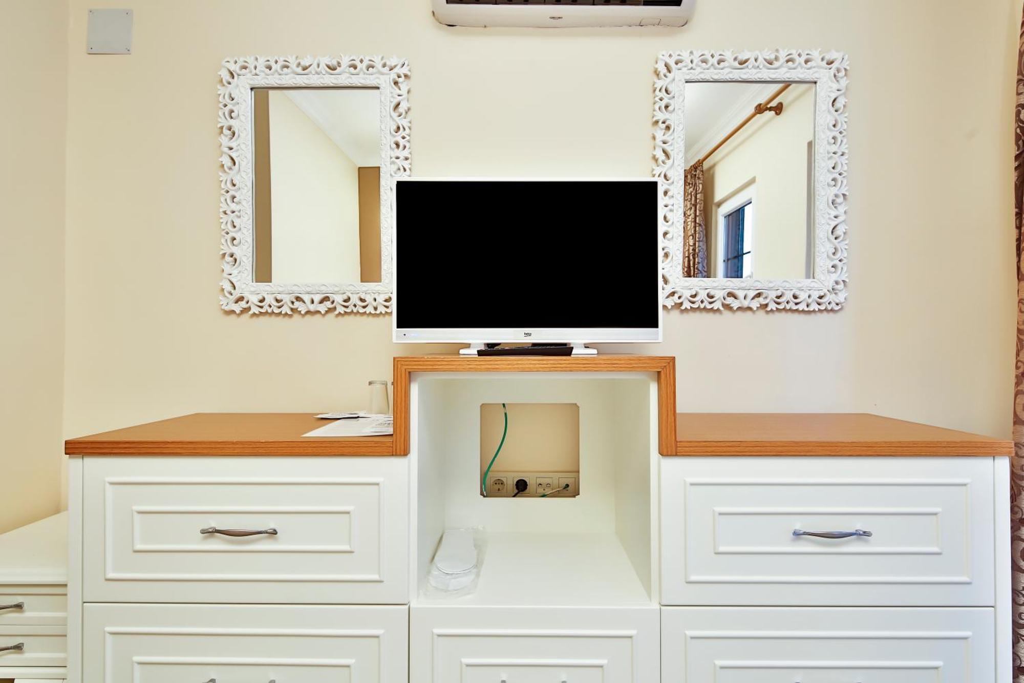 Doppel-/Zweibettzimmer mit seitlichem Meerblick