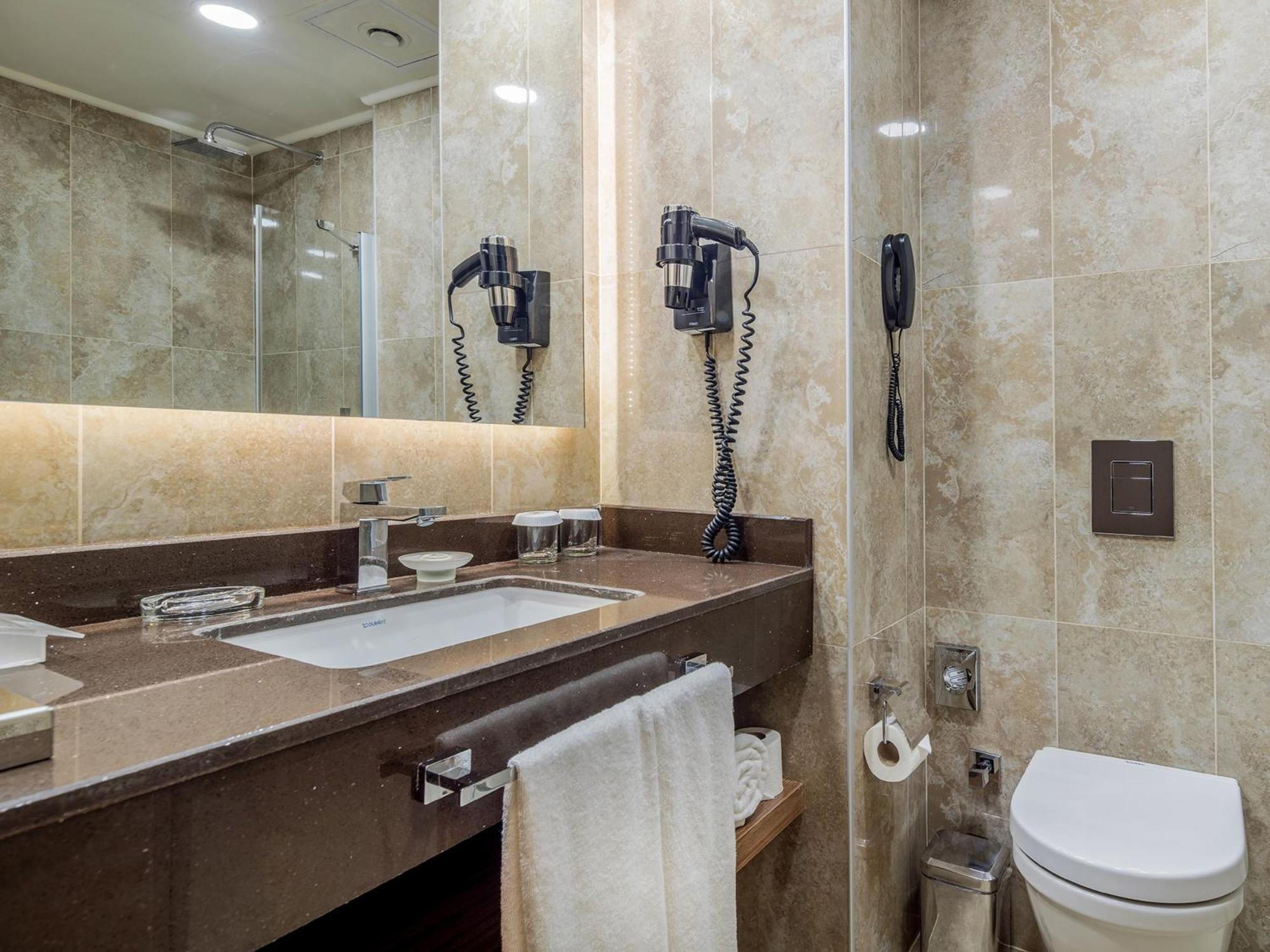 One-Bedroom Queen Suite with Sea View