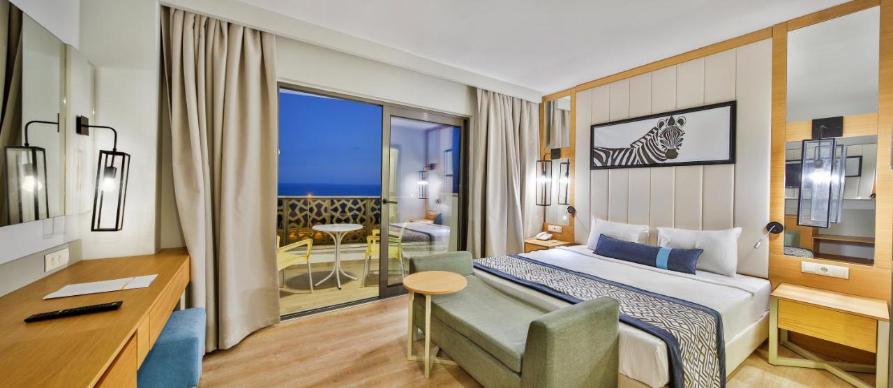 Double or Twin Room Side Sea View