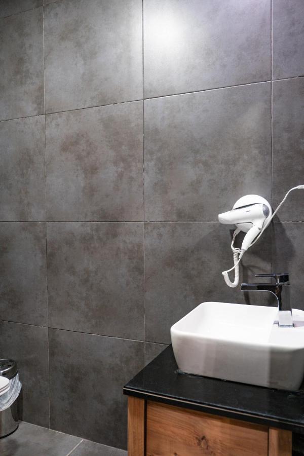 Suite,1393617359:JPEG