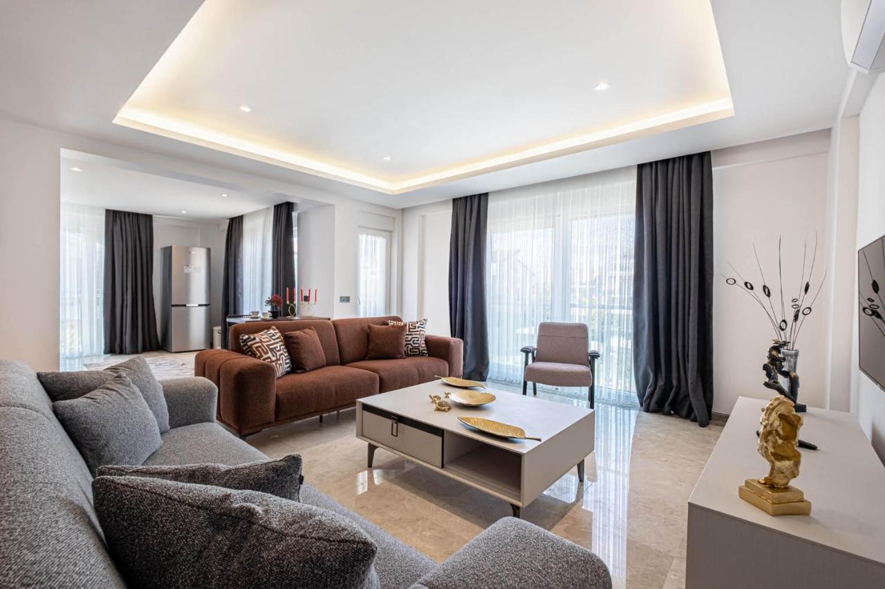 Deluxe Three-Bedroom Duplex Apartment