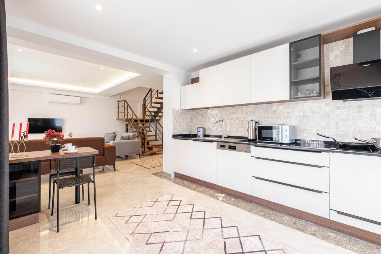 Deluxe Three-Bedroom Duplex Apartment