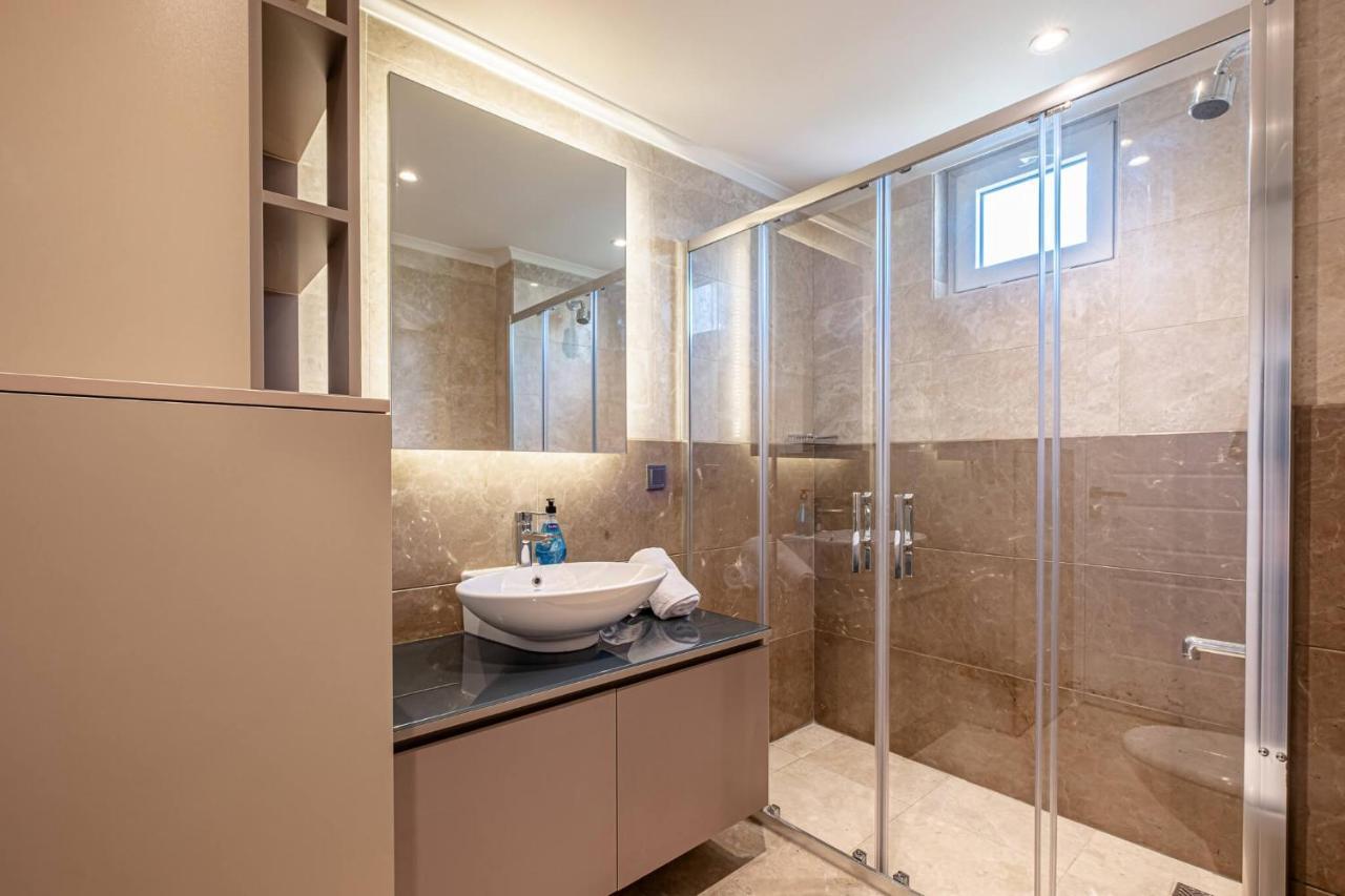 Deluxe Three-Bedroom Duplex Apartment