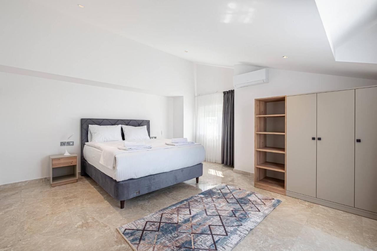 Deluxe Three-Bedroom Duplex Apartment