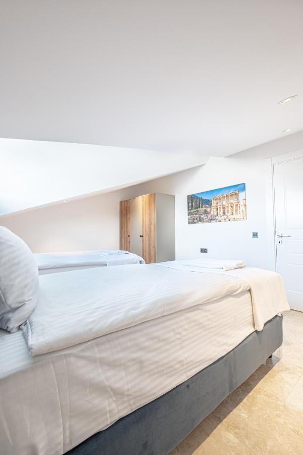Deluxe Three-Bedroom Duplex Apartment