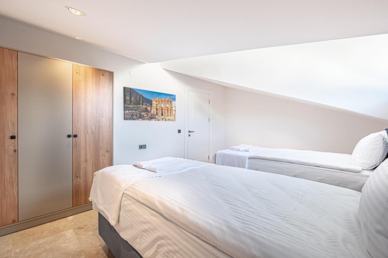 Deluxe Three-Bedroom Duplex Apartment