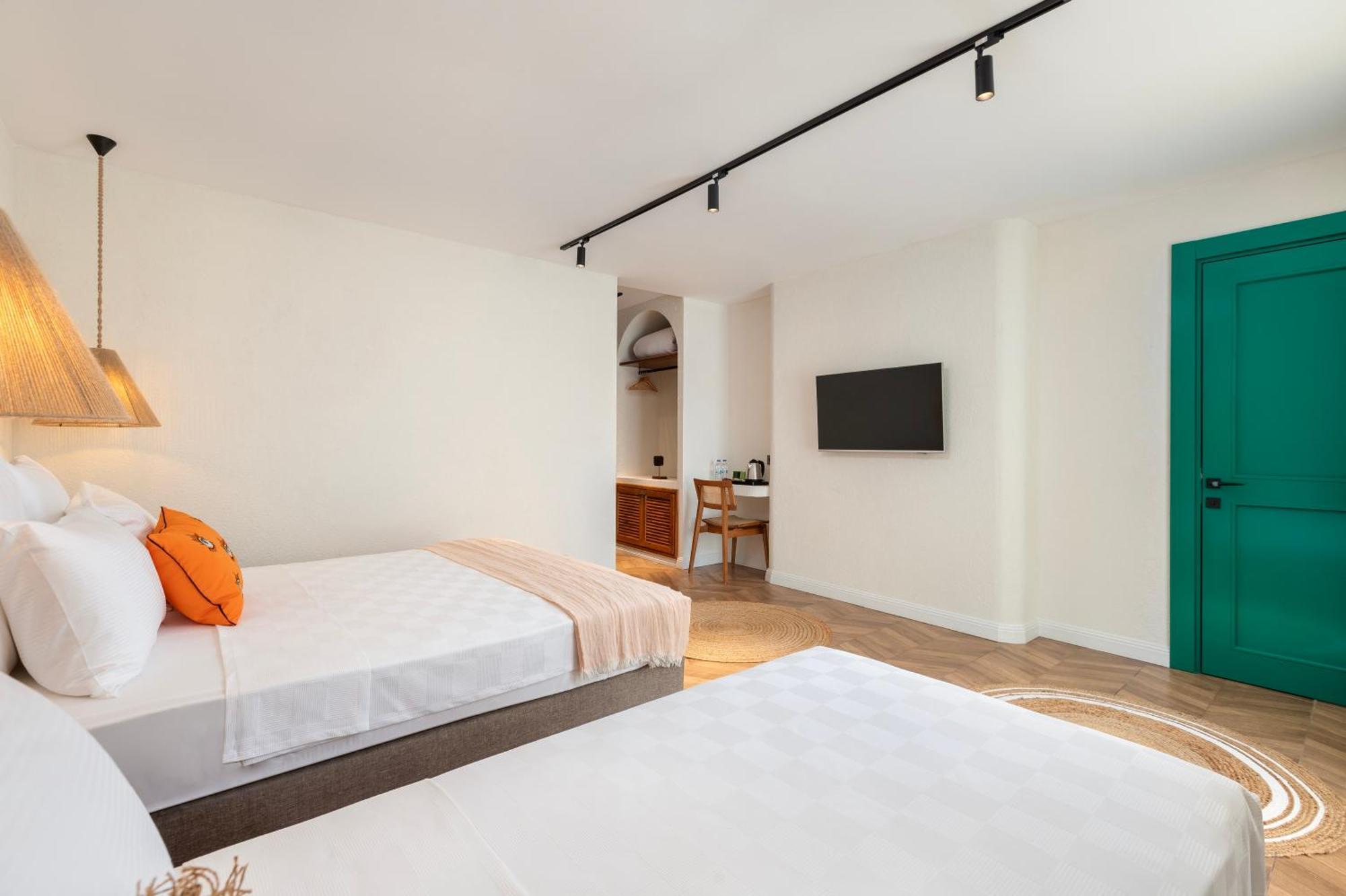 Deluxe Family Room,1540762168:JPEG