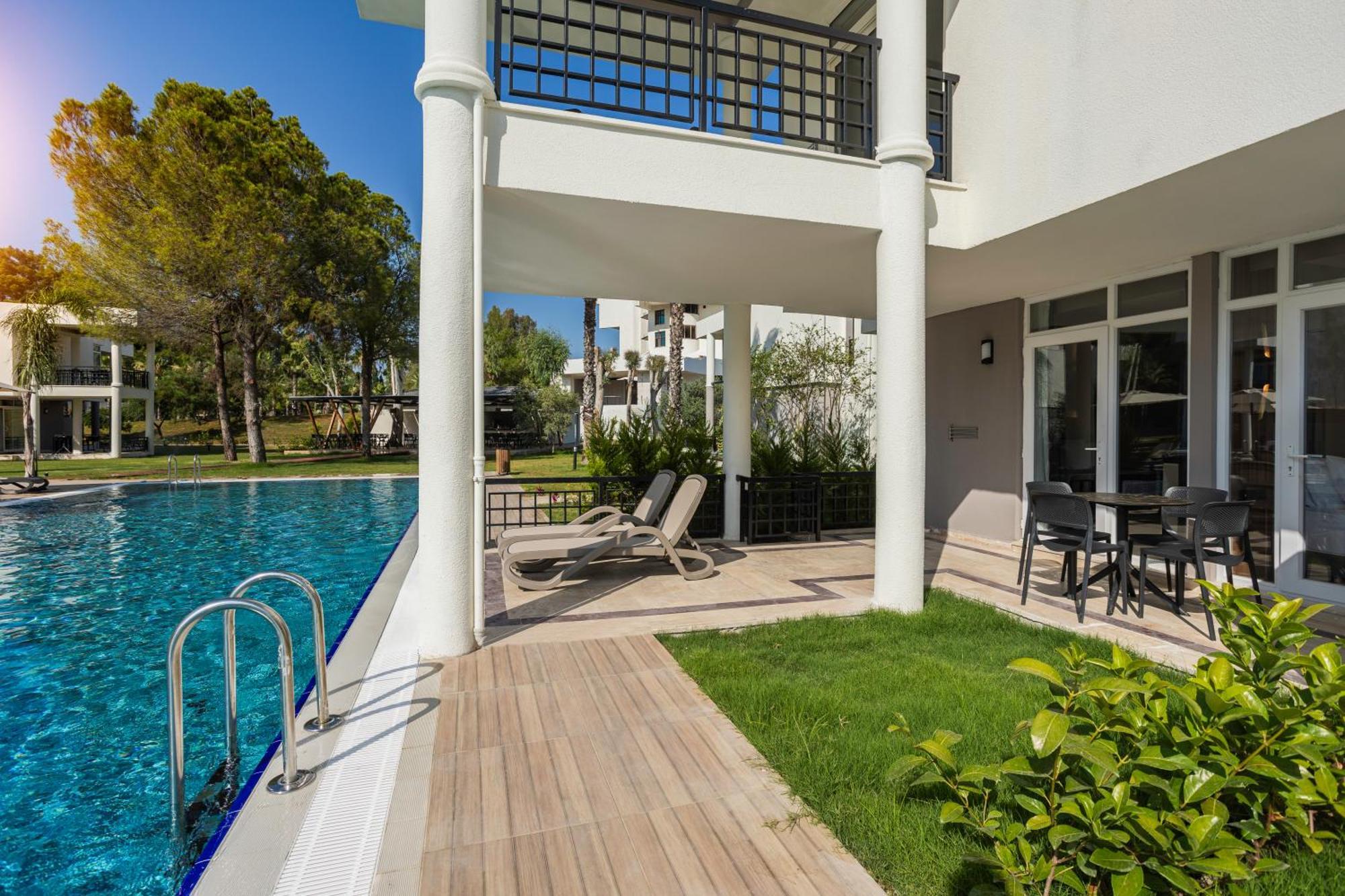 Suite Pool View