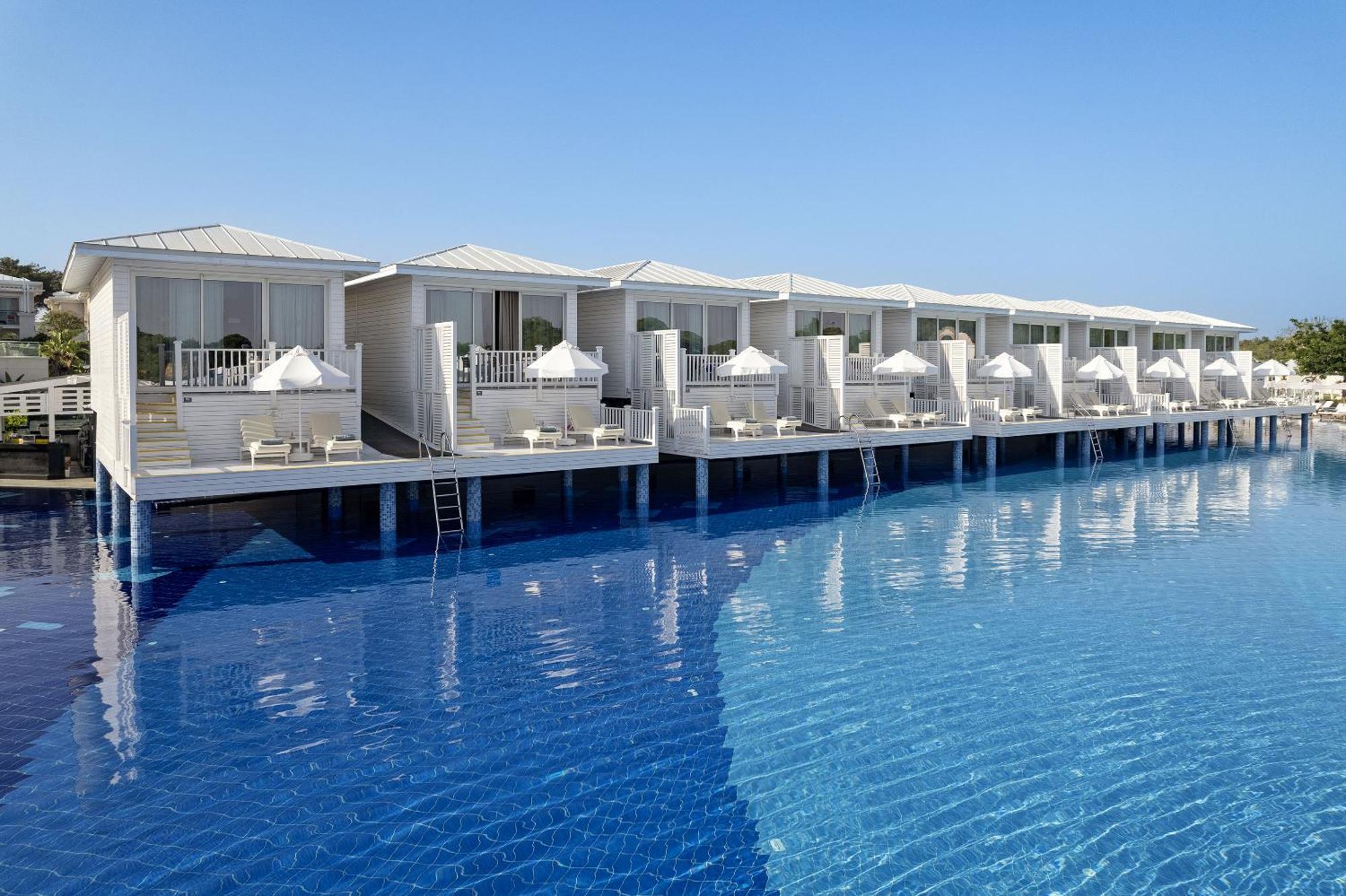 Maldive House Swim-up