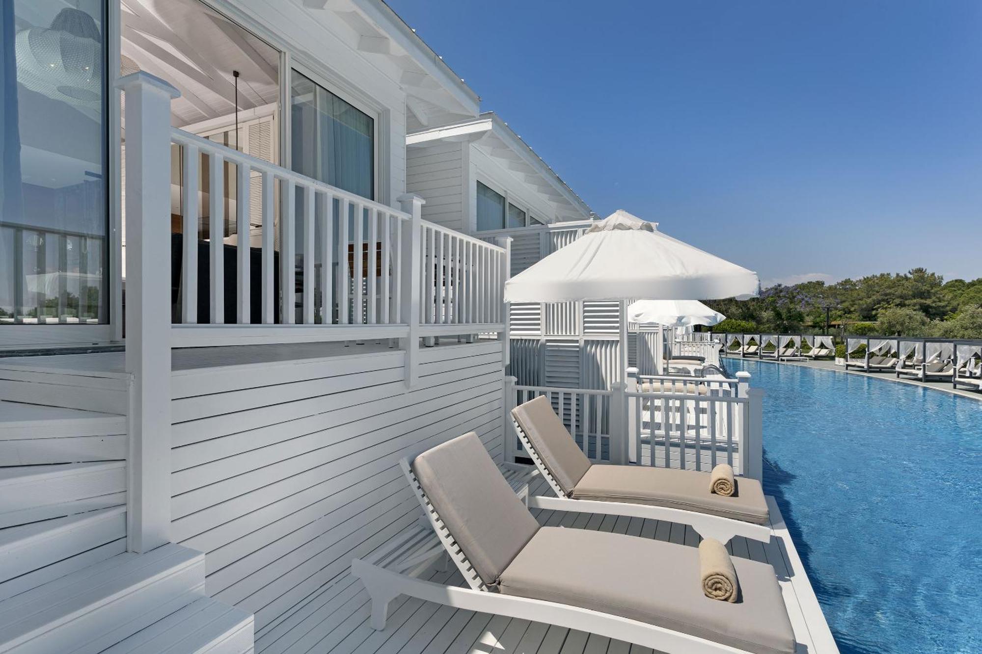 Maldive House Swim-up