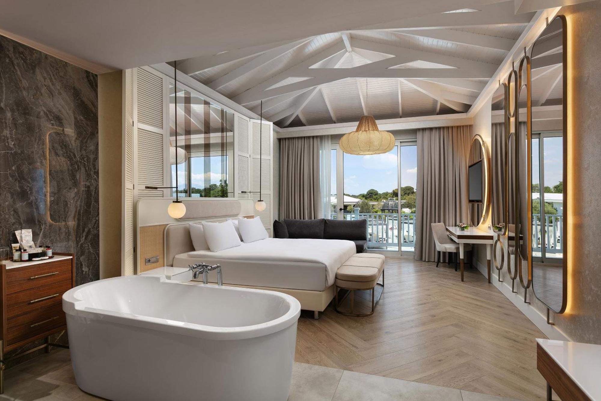 Maldive House Swim-up