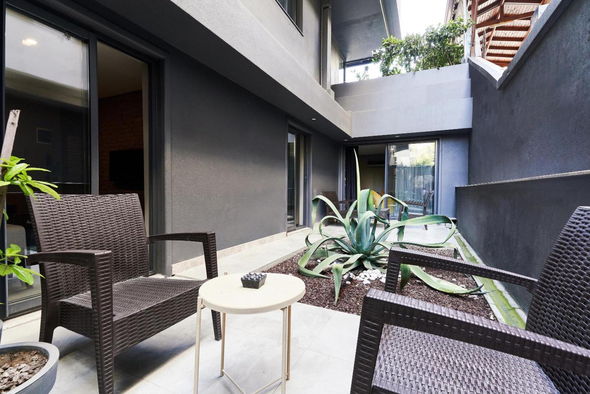 Apartment with Garden View