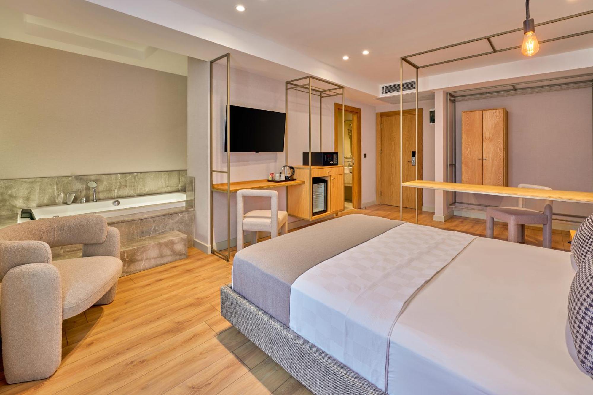 Deluxe Suite Spa Bath