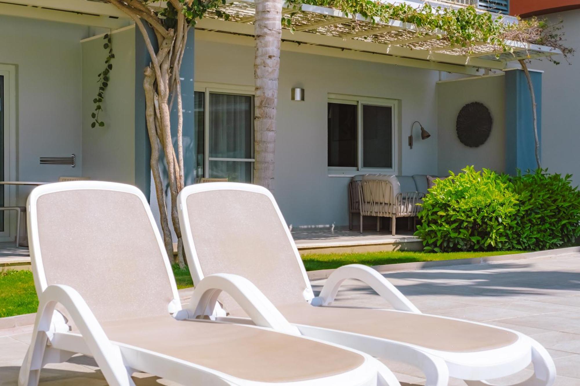 Suite Deluxe avec Terrasse au Bord de la Piscine (2 Adultes + 2 Enfants)