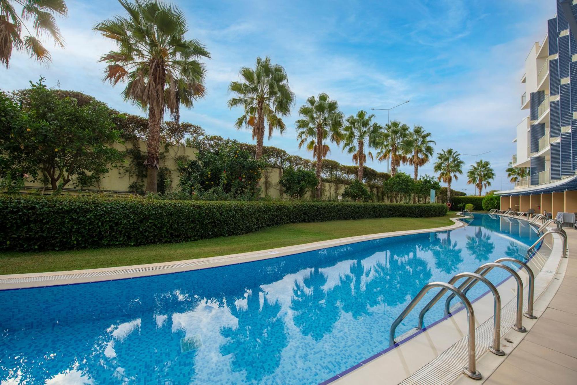 Swim-up Room