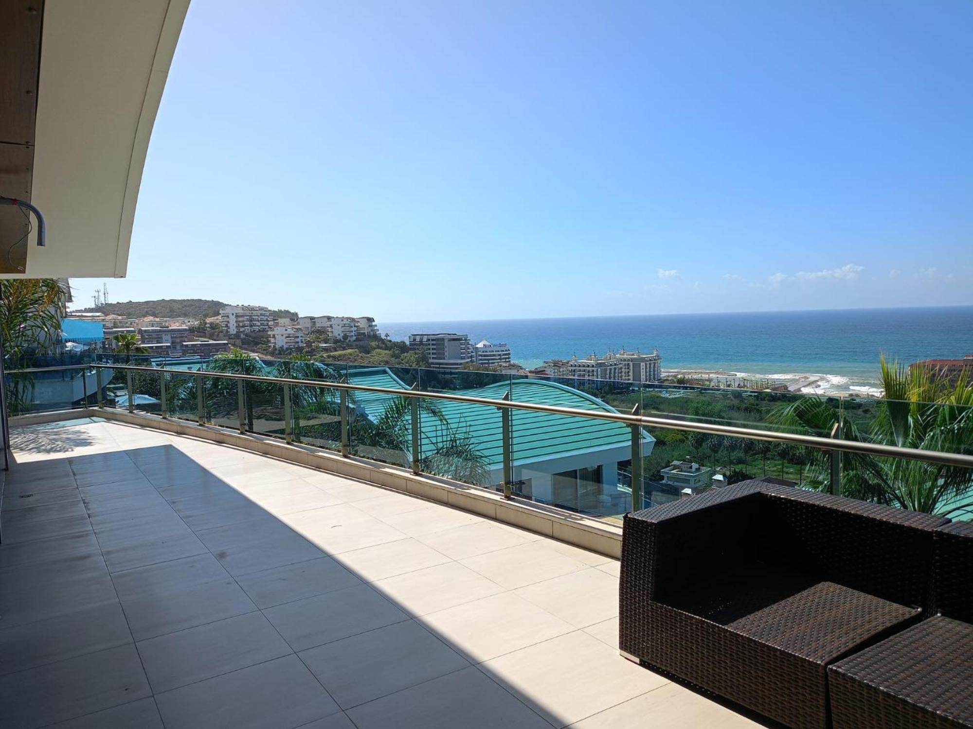 Three-Bedroom Apartment Sea View