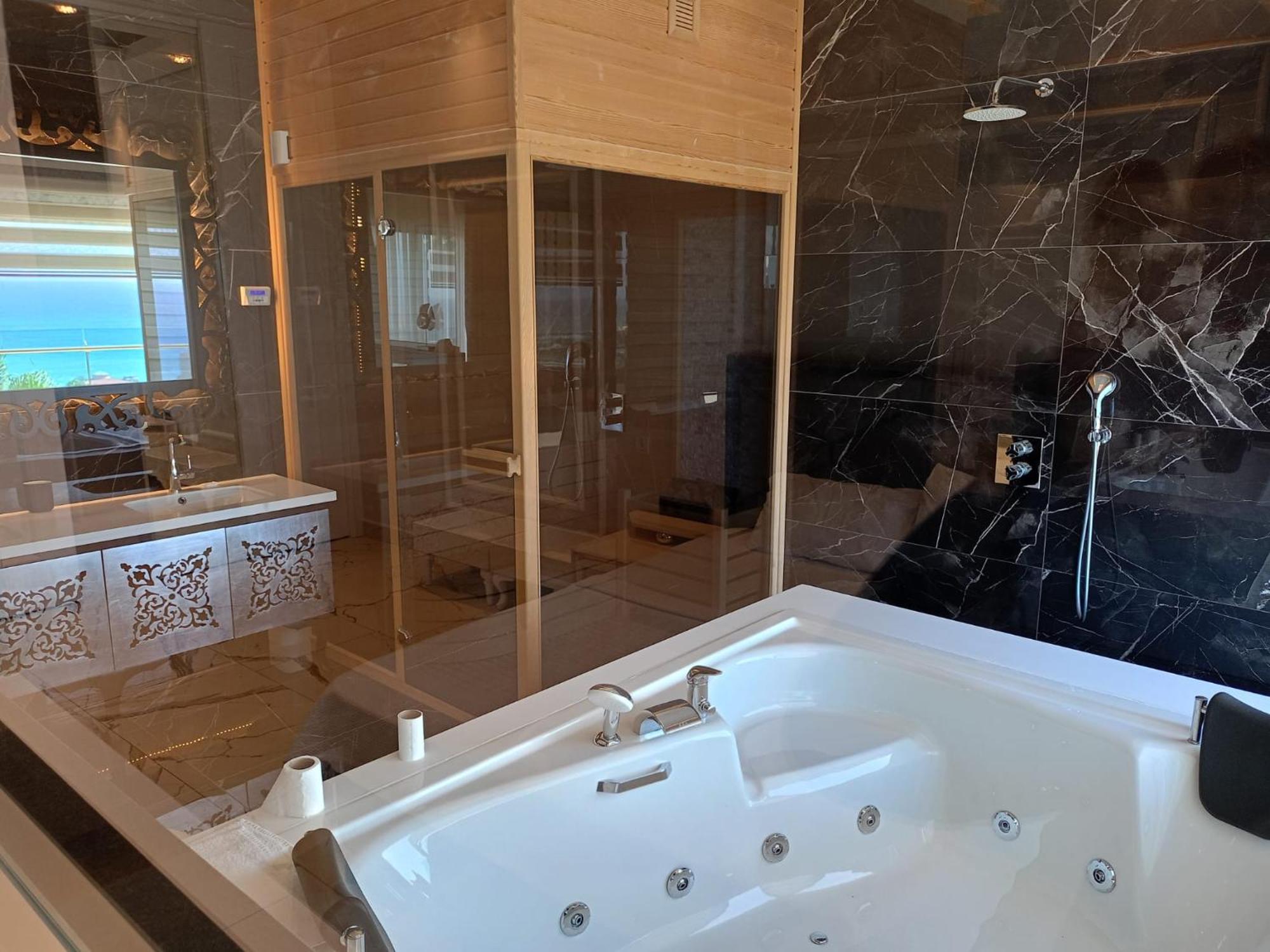 Three-Bedroom Apartment Sea View