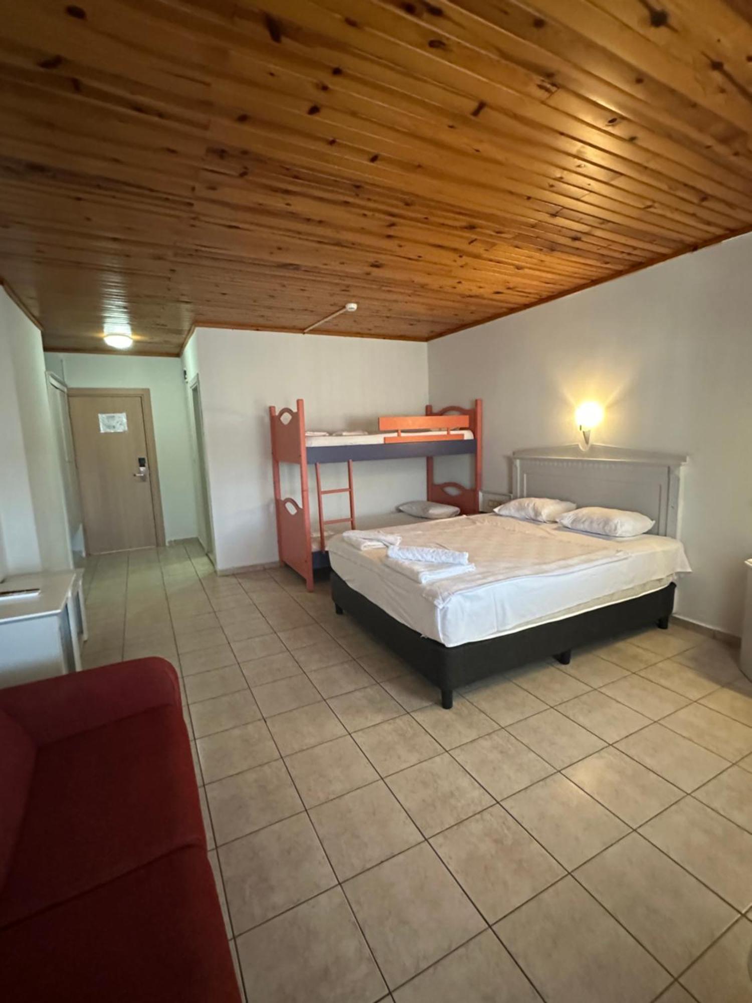Quadruple Room,1684883107:JPEG