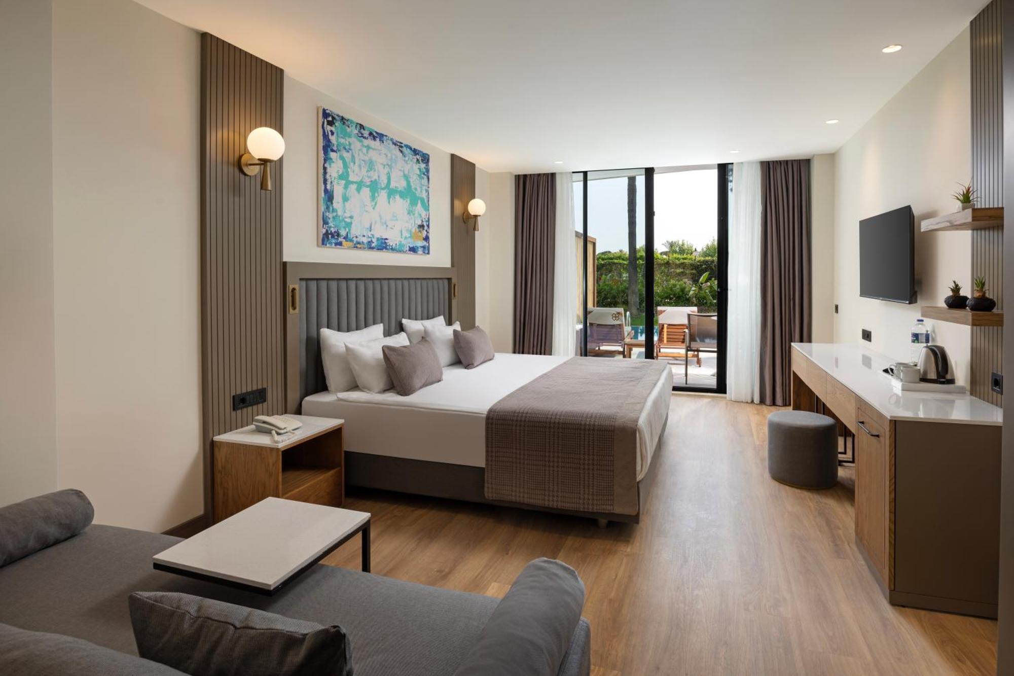 SUPERIOR SWIM-UP ROOM
