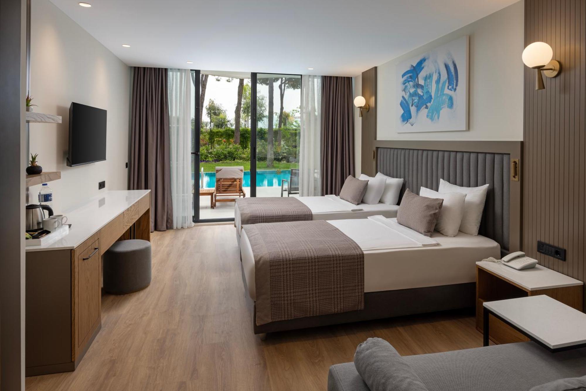 SUPERIOR SWIM-UP ROOM