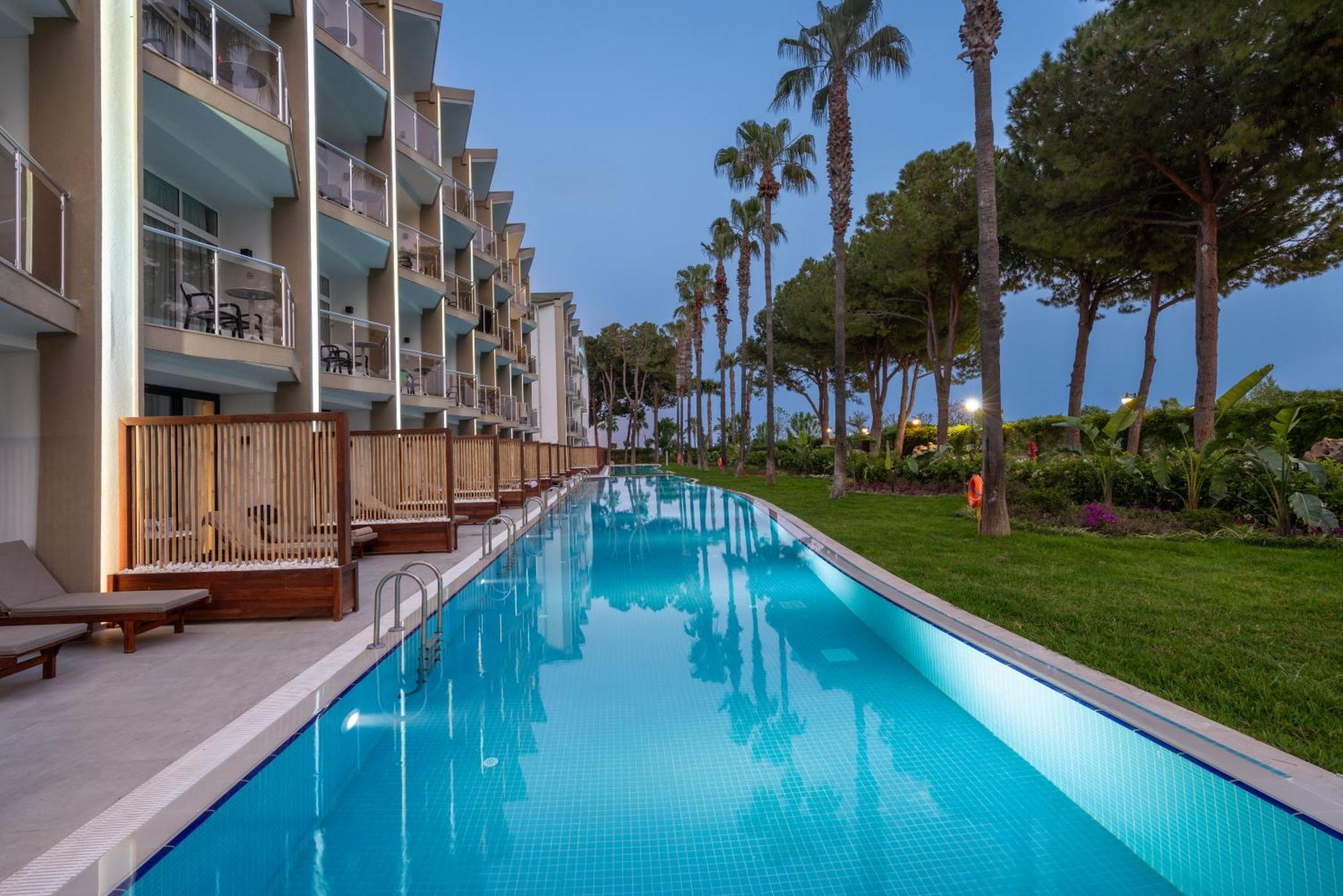SUPERIOR SWIM-UP ROOM