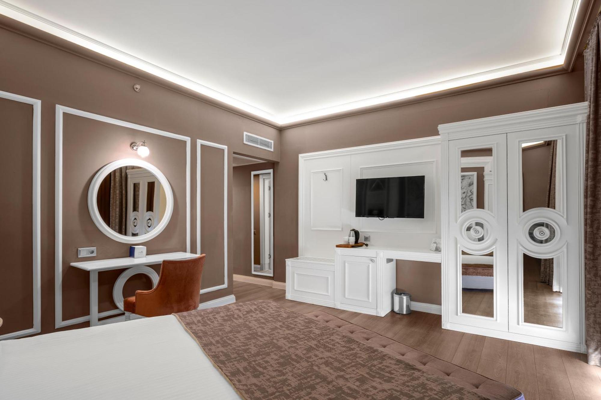 Çift Kişilik Oda - Havuz Manzaralı