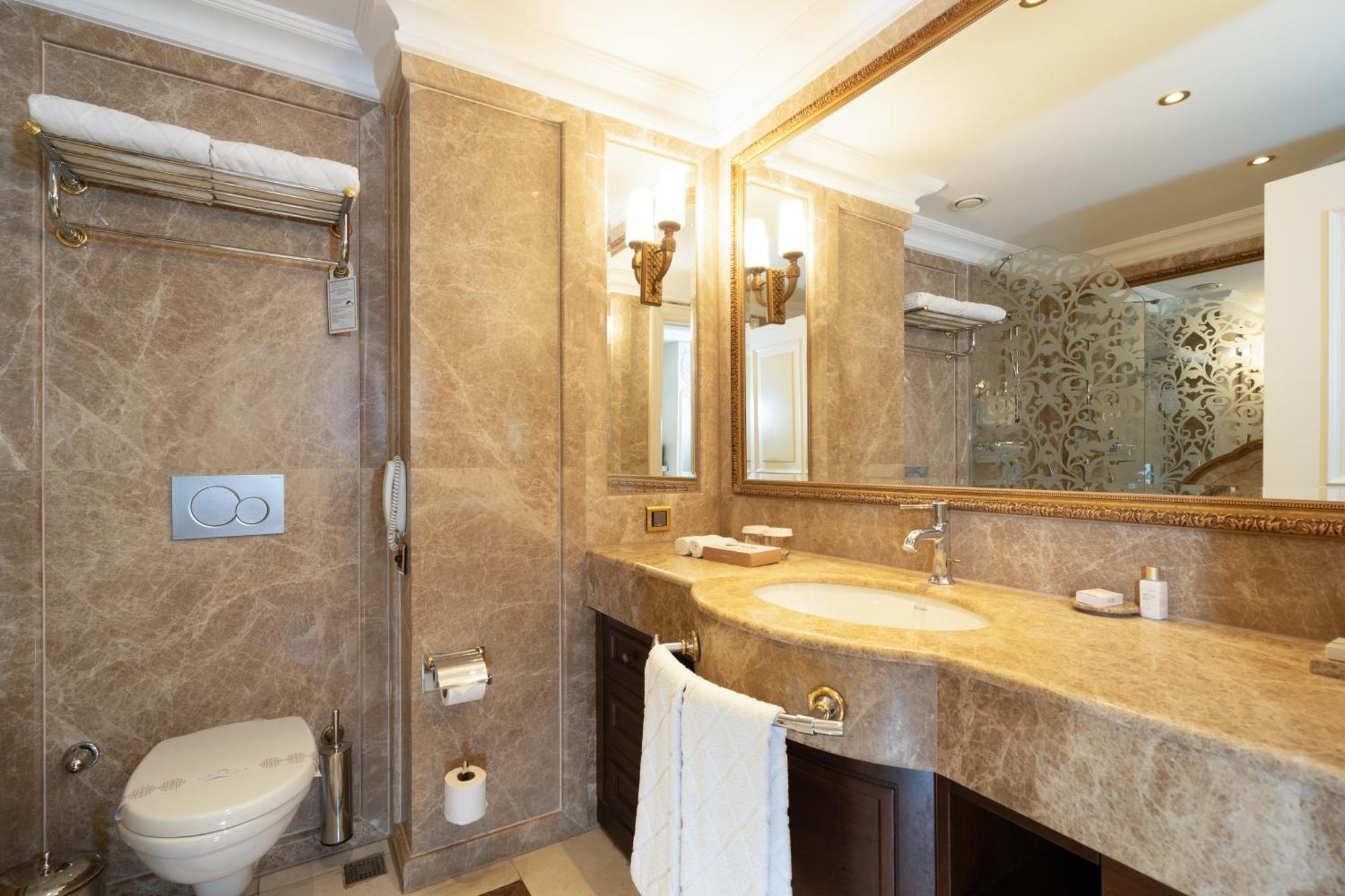 Deluxe Room,1746853295:JPEG