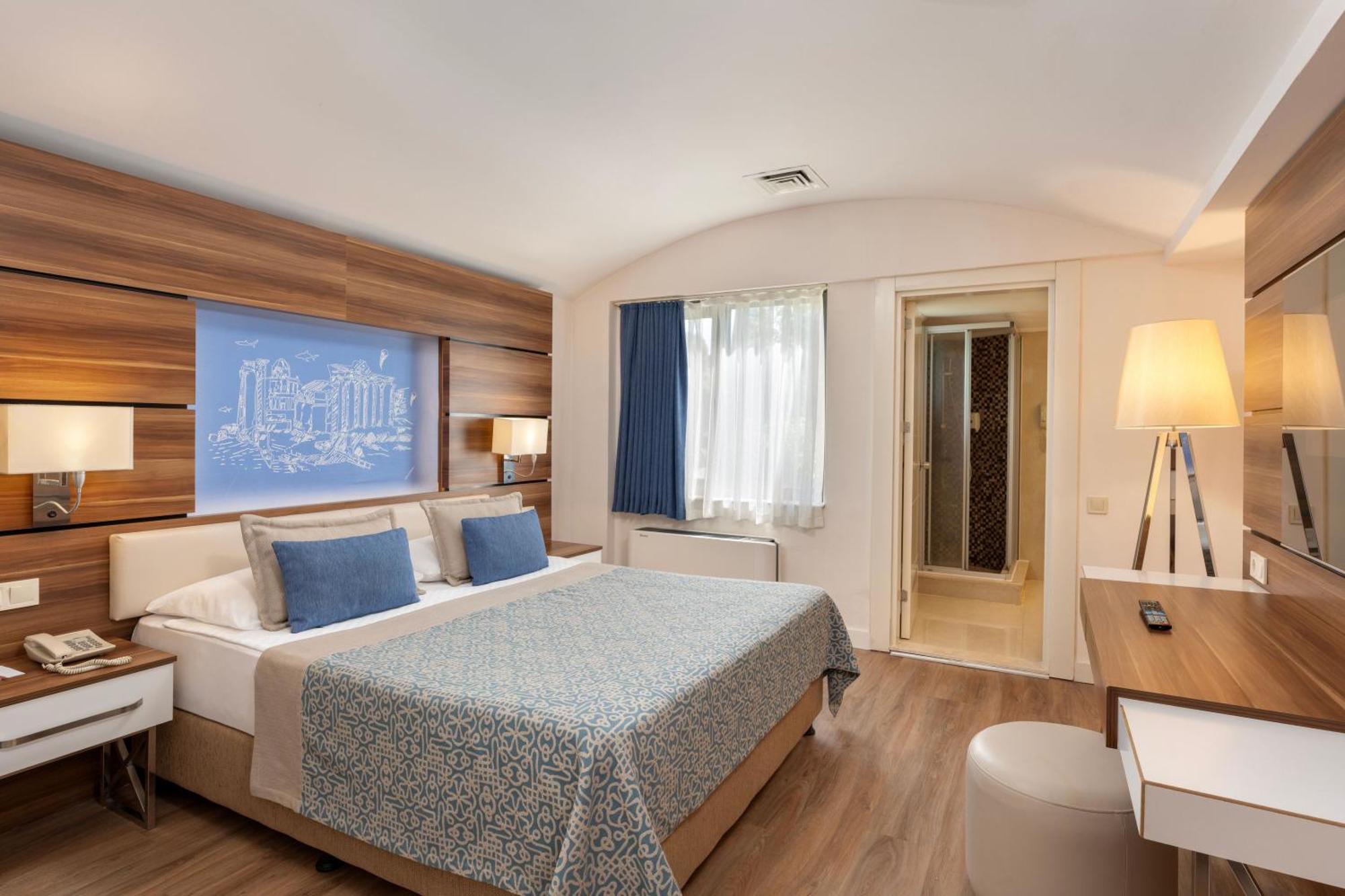 Family Room (3 Adults + 1 Child)