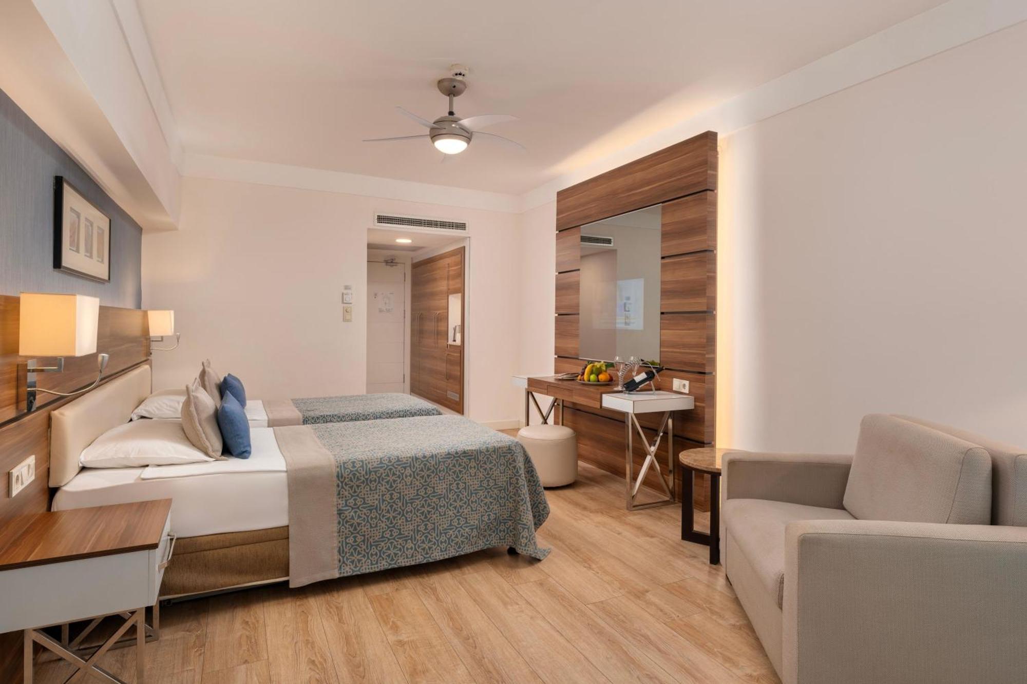 Deluxe Room (2 adults + 2 children)
