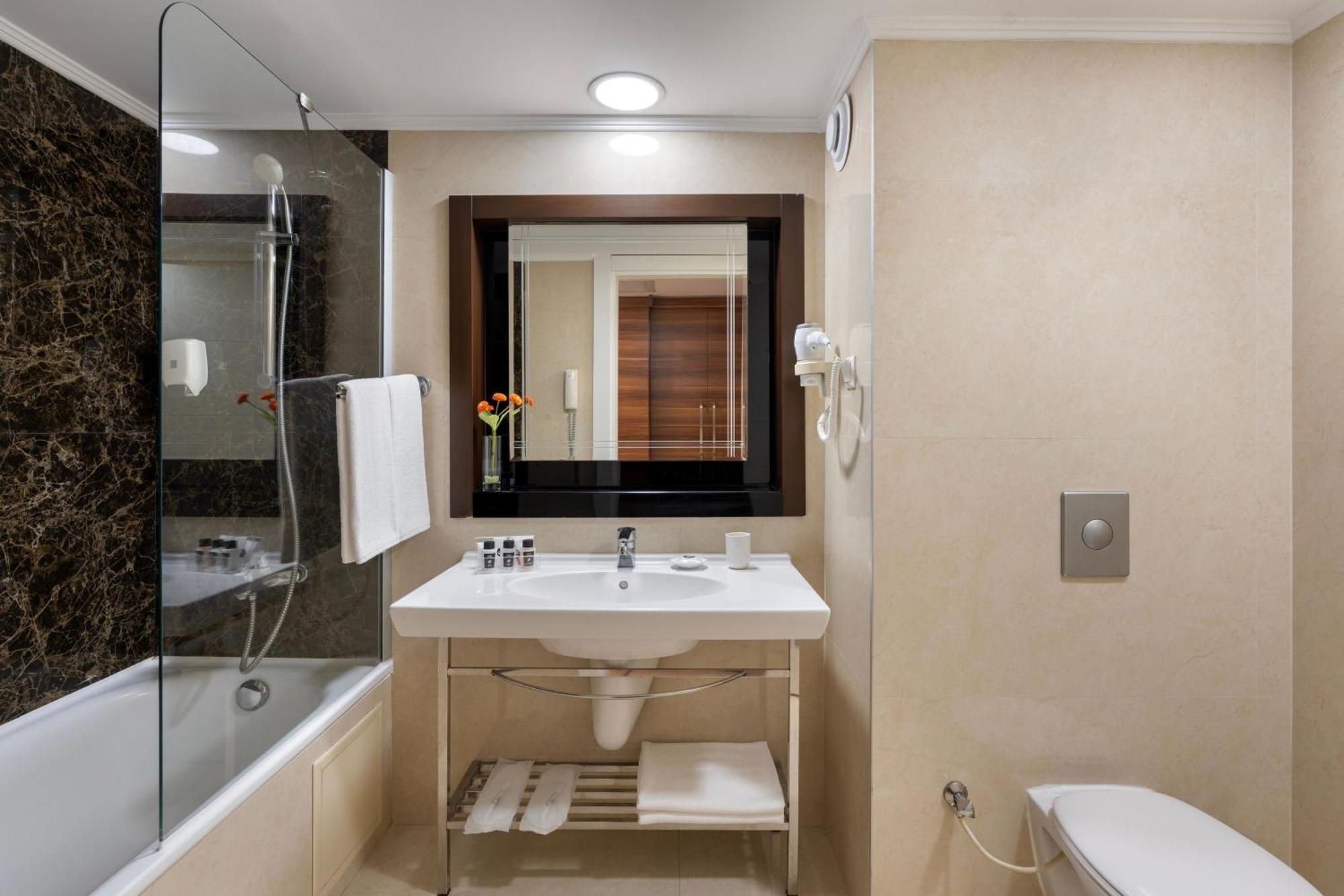 Standard Double  or Twin Room (2 Adults + 2 Children)
