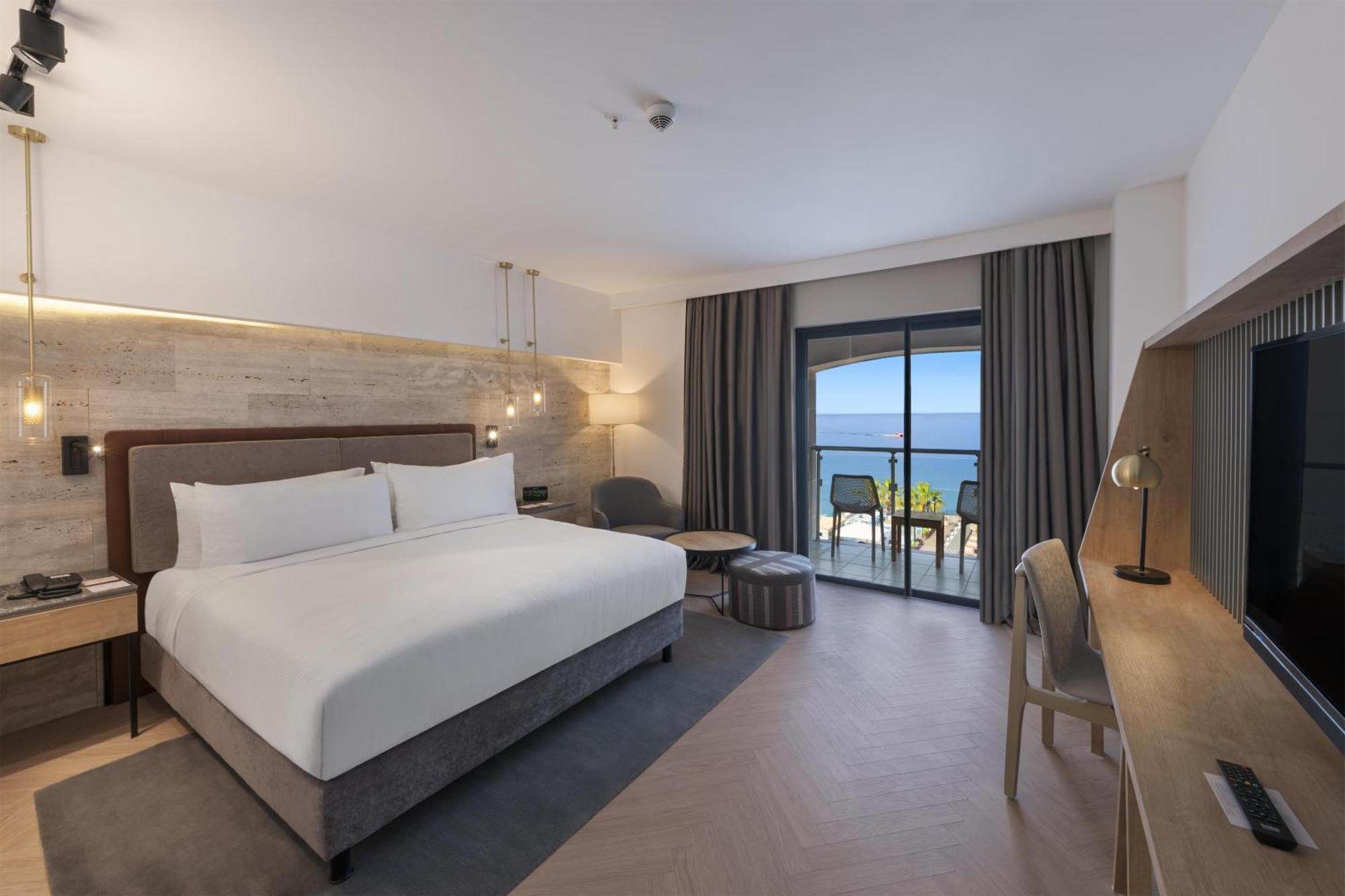 Corner Deluxe King Room with Sea View