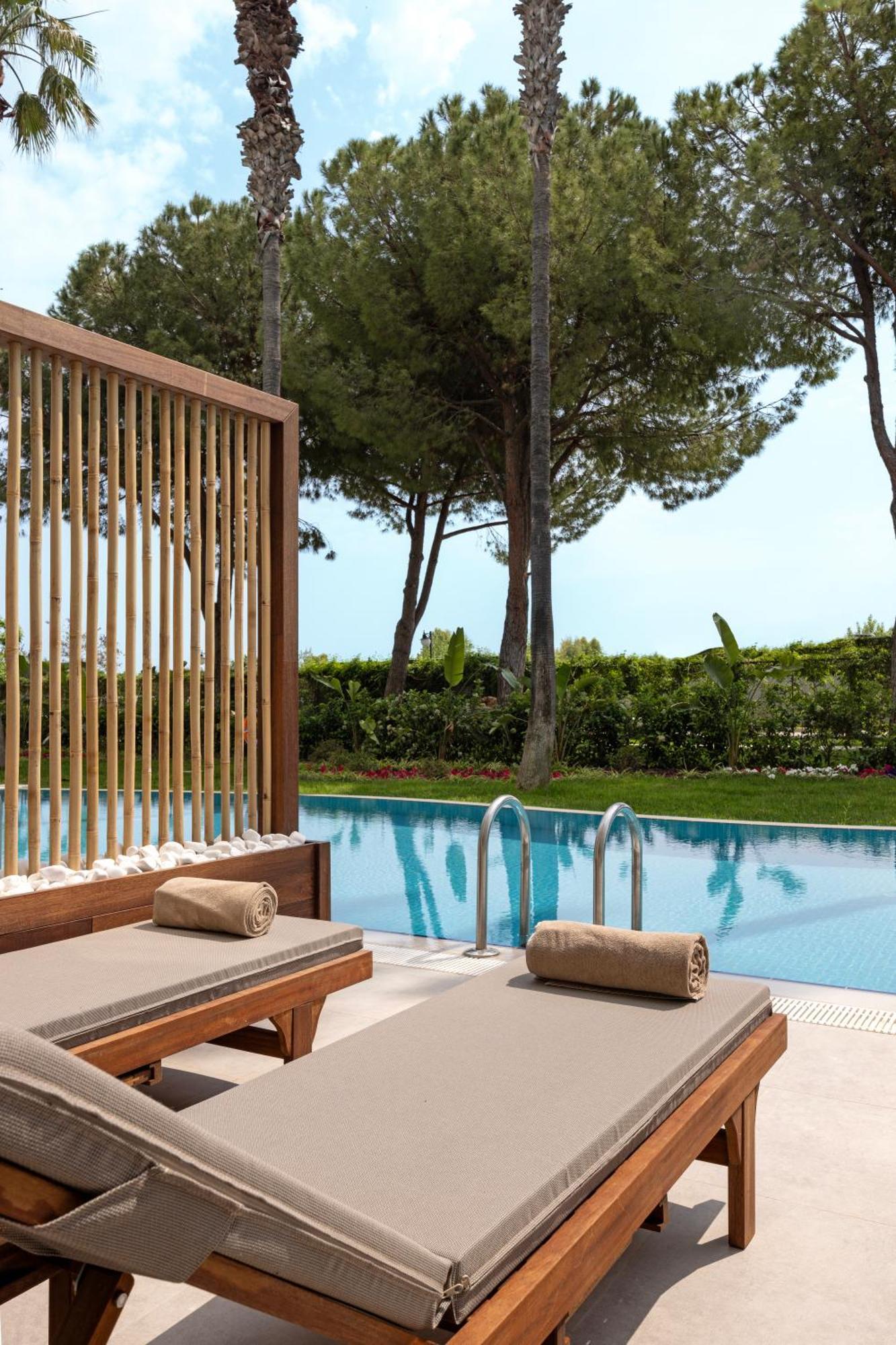 SUPERIOR SWIM-UP ROOM