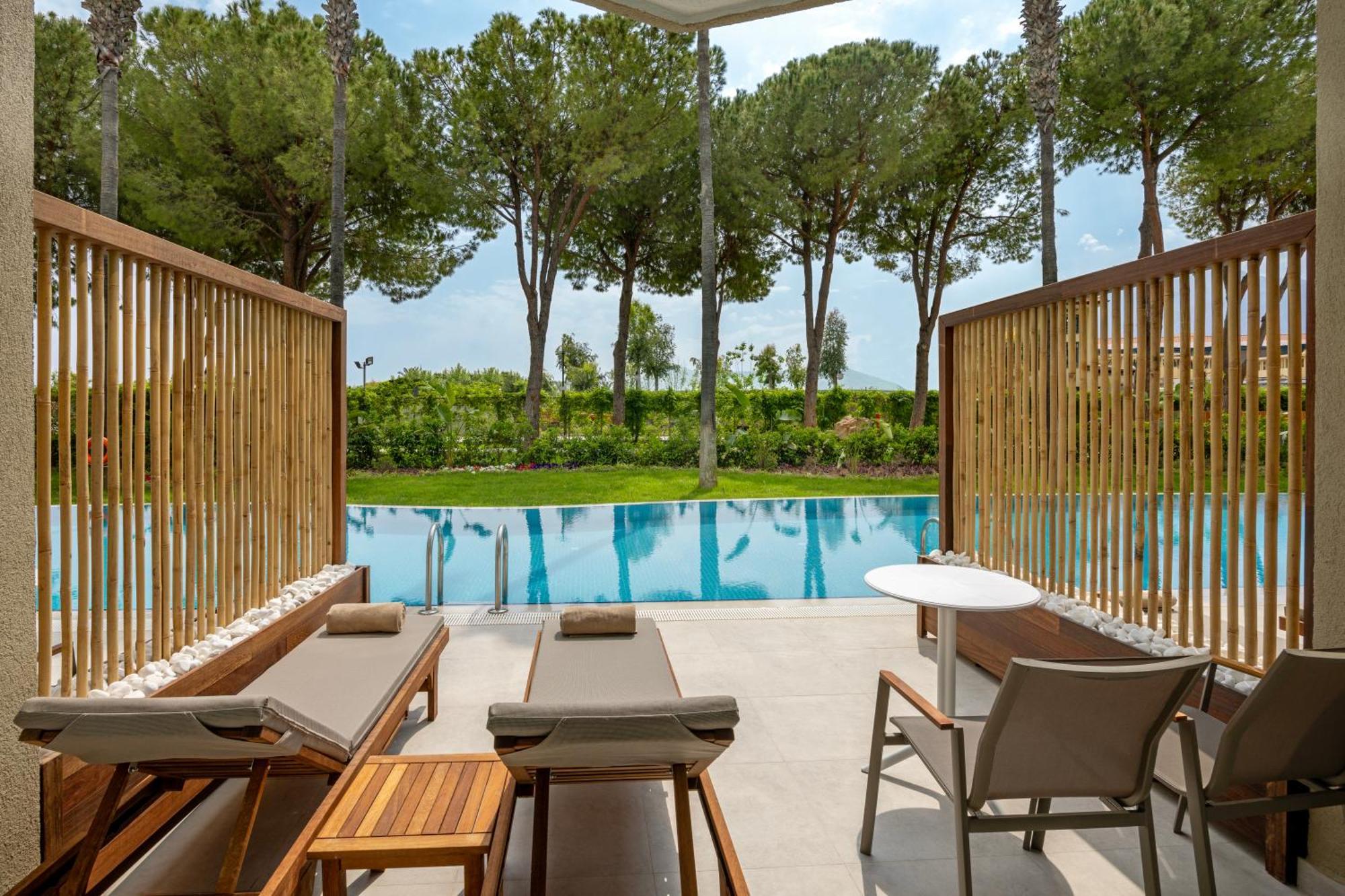 SUPERIOR SWIM-UP ROOM