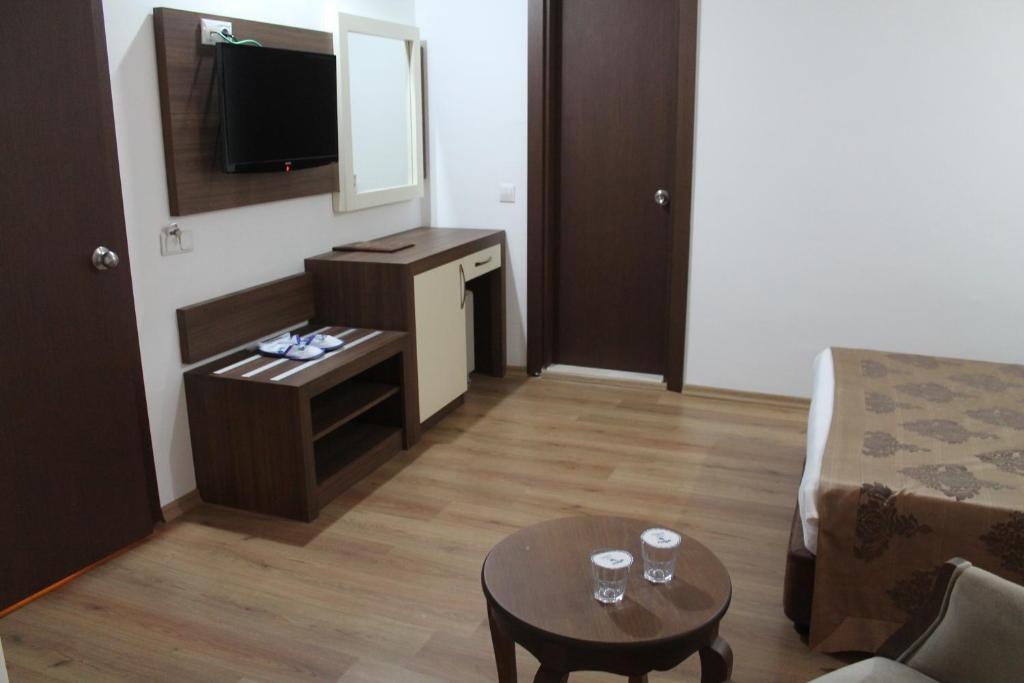 Standard Double or Twin Room Side Sea View,37580005:JPEG