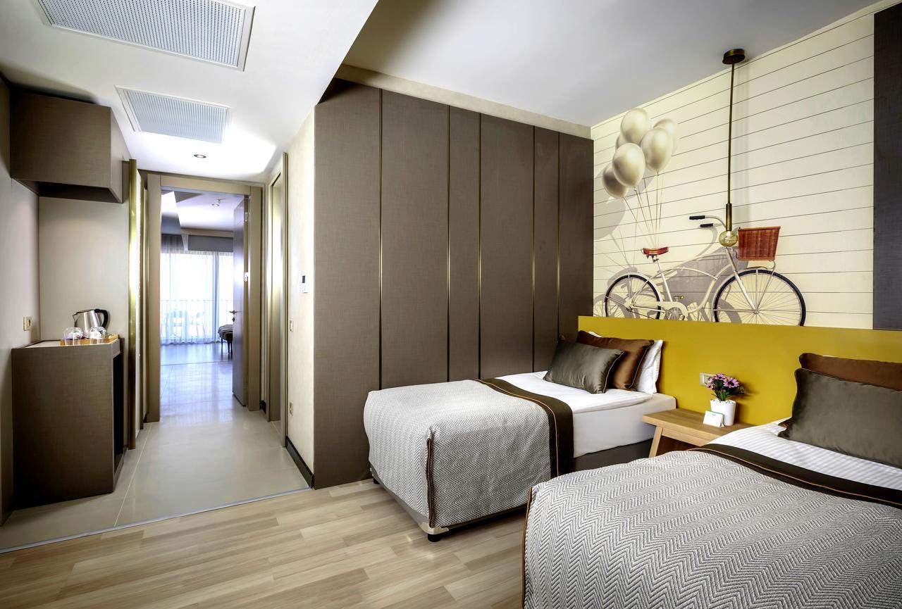 Deluxe Swim-Up Room