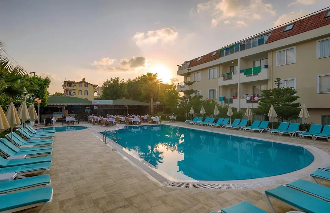 Risus Hotel Side-1