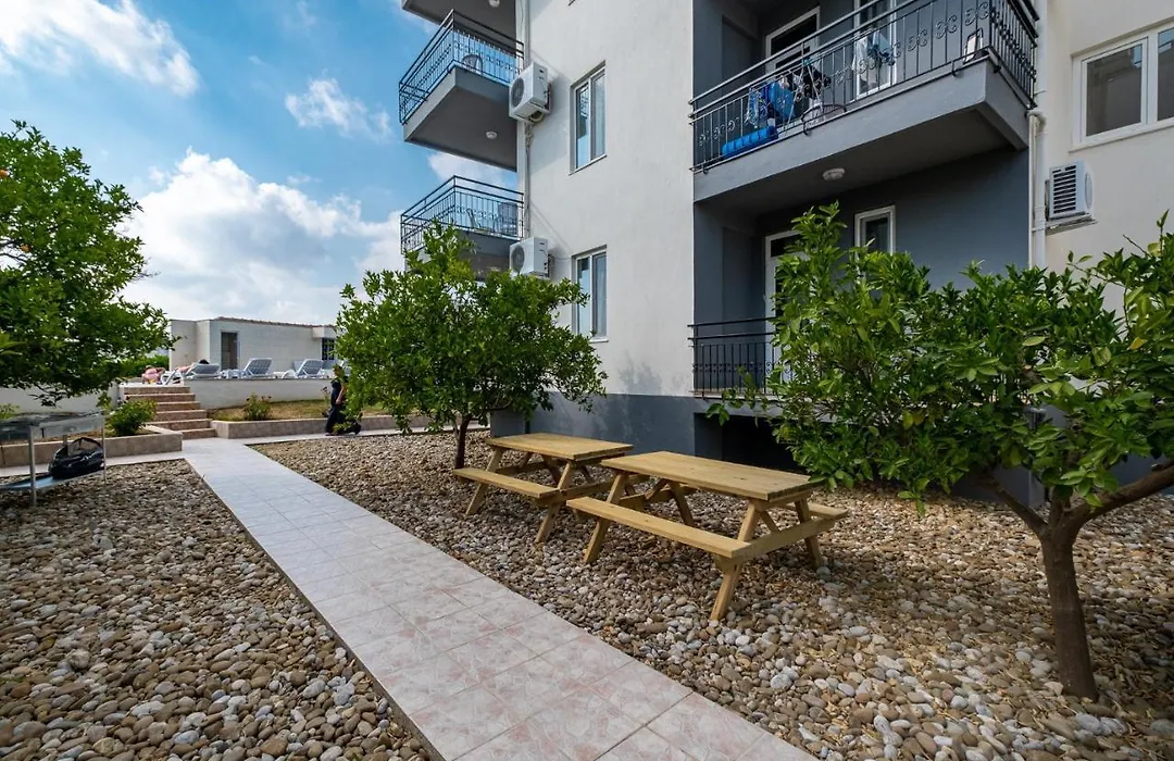 Assos Apart: Havuzlu Sitede Tamami Sizin 2 Oda 1 Salon Daire-1