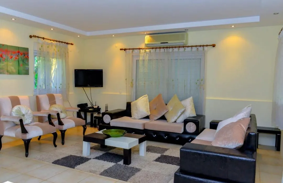 Gorgeous Secluded Villa With Private Pool And Bbq-1