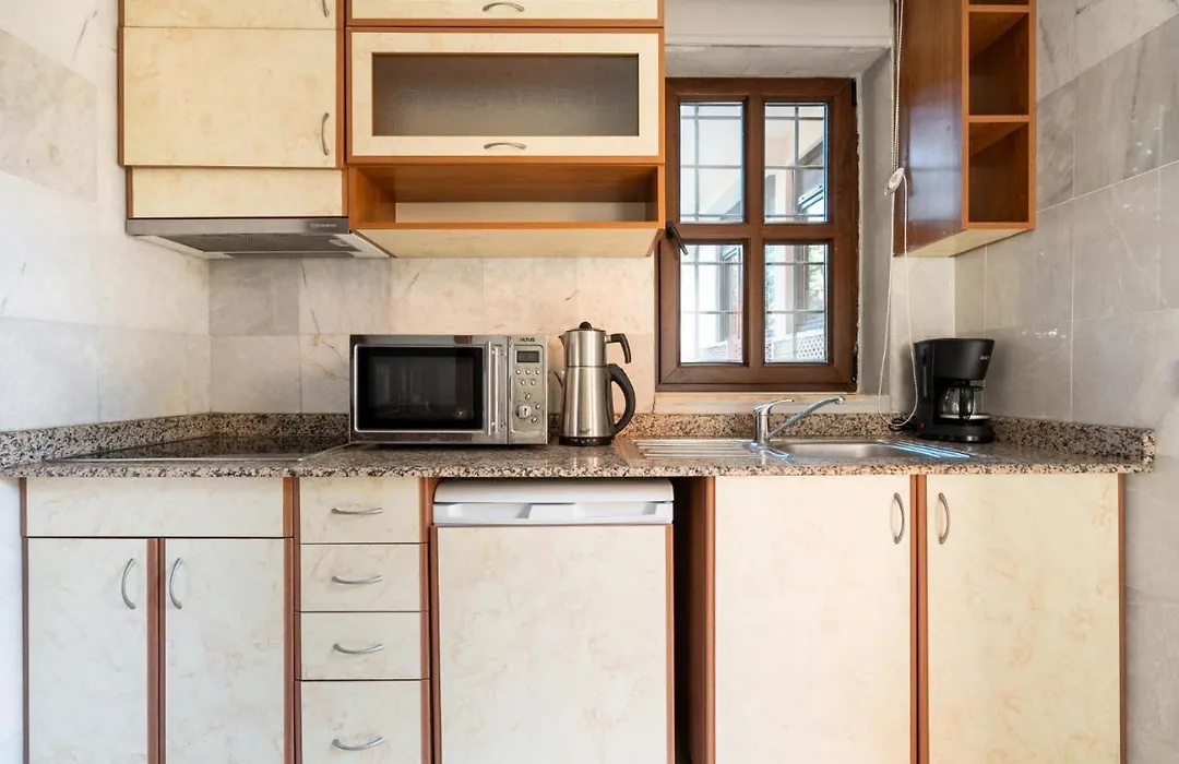 Fascinating Flat Near Hadrians Gate-1