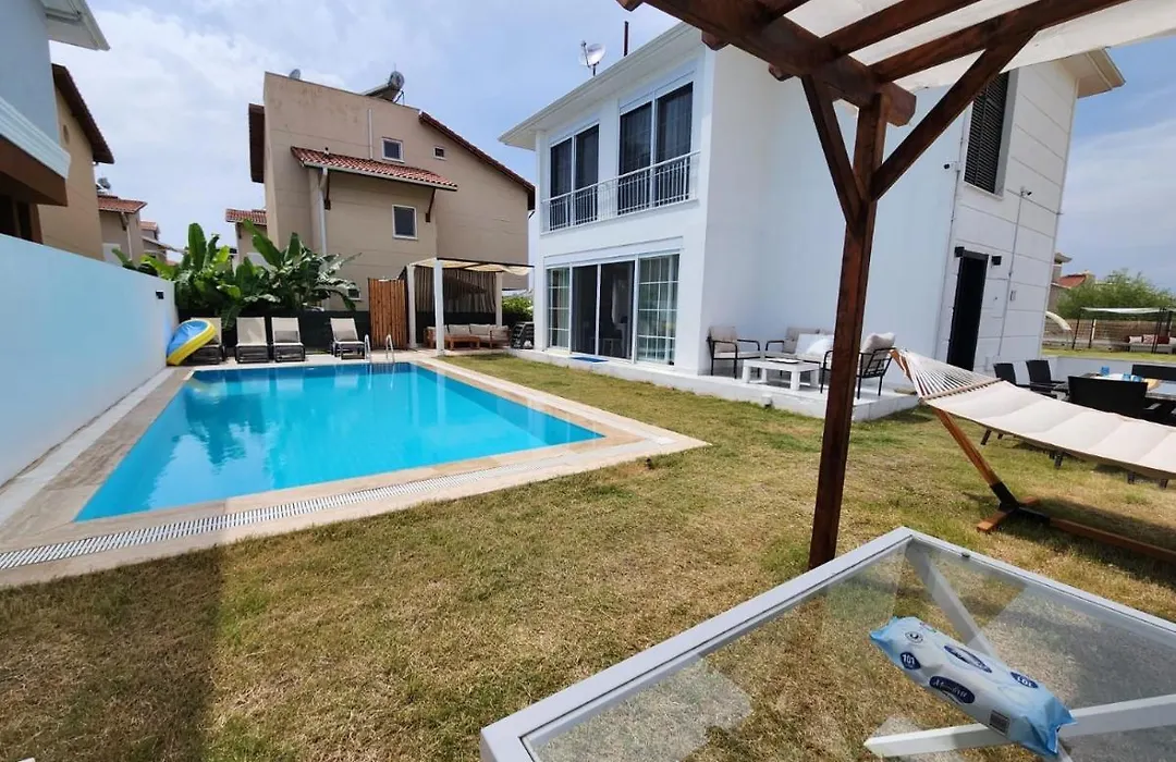 Muestakil Havuzlu Oezel Lueks Villa-1