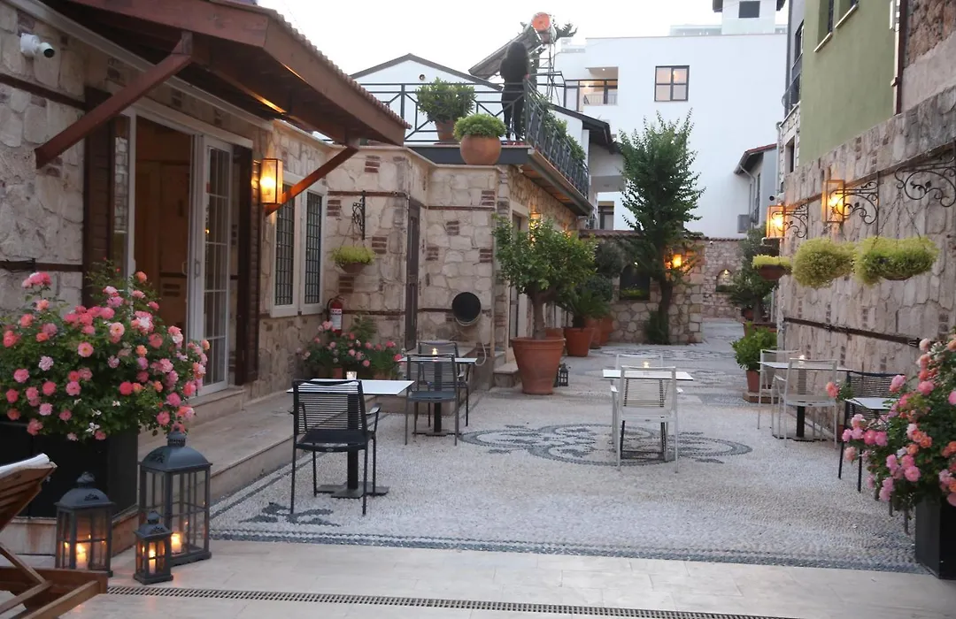 Peaceful Flat With Balcony Near Hadrian'S Gate-1