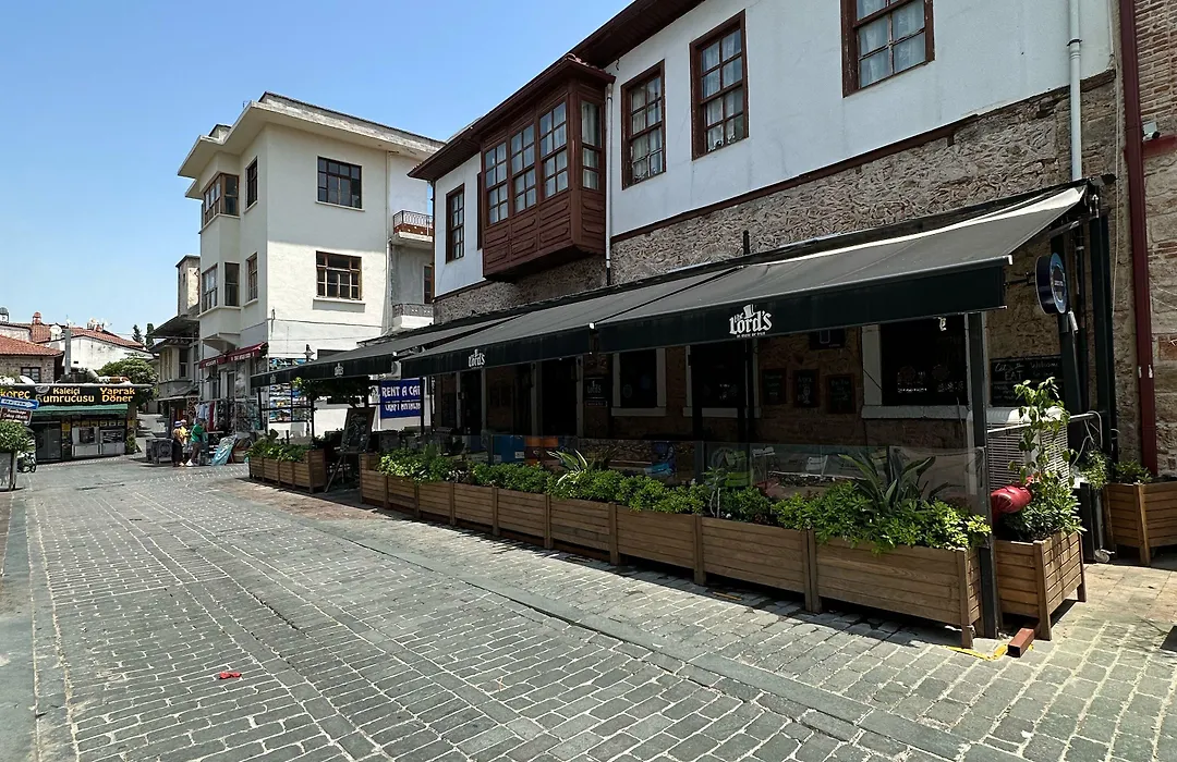 Lord'S Hostel & Pub-1
