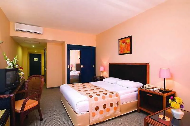 Queens Park Hotel Goeynuek-1