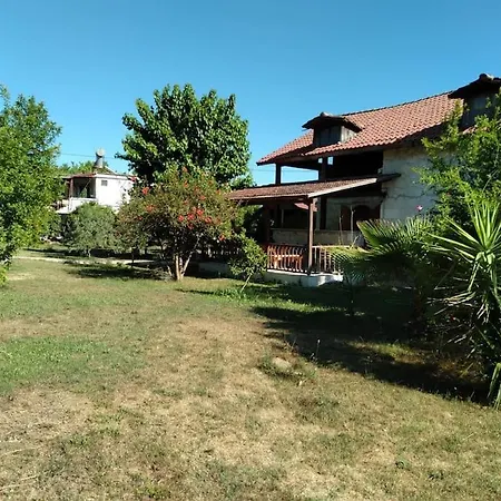 Freihstendes Steinhaus Auf Einen Grossen Garten-3