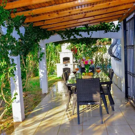 Gorgeous Secluded Villa With Private Pool And Bbq-2