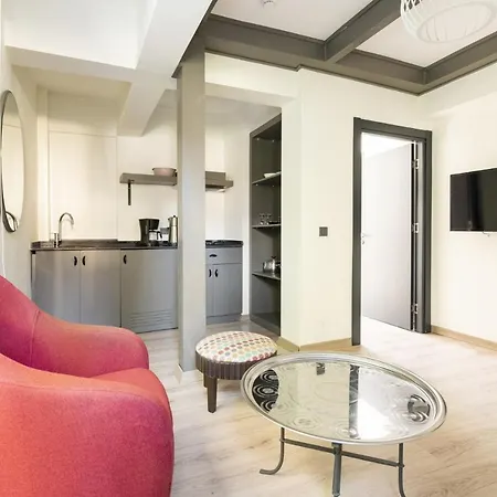 Pleasant Flat Near Hadrians Gate-3