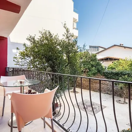 Fascinating Flat Near Hadrians Gate-3