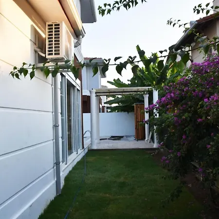 Muestakil Havuzlu Oezel Lueks Villa-2